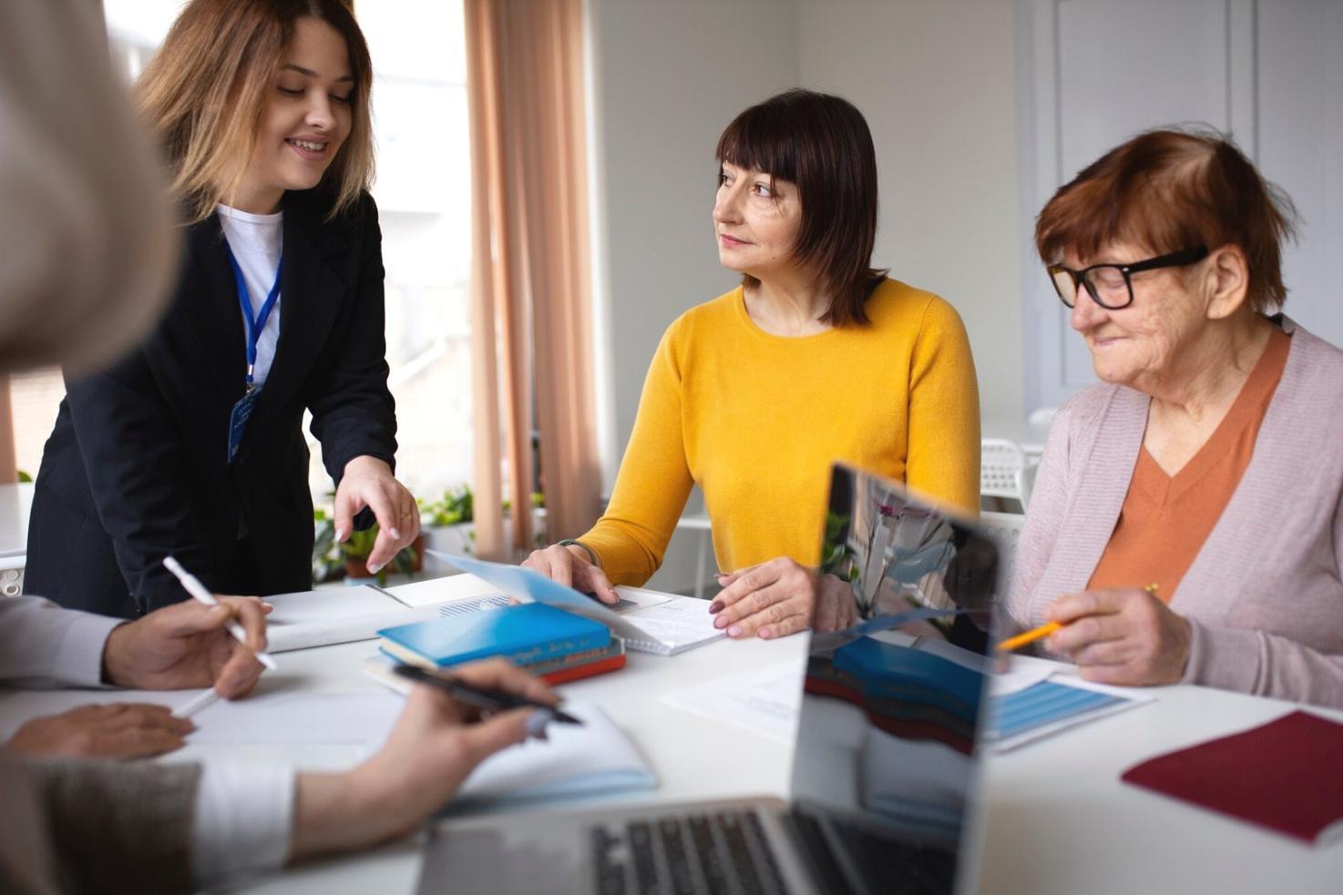 Equipo financiero revisando métricas de rendimiento presupuestario en pantallas digitales